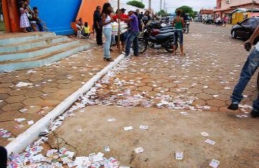 OURO PRETO - Muito lixo eleitoral continua espalhado nas ruas do município