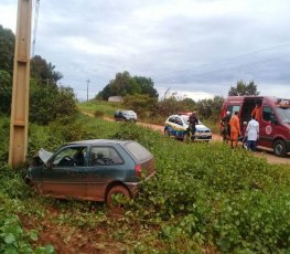 Motorista bate em poste de iluminação pública na Estrada da Penal