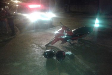 Carro e moto colidem em cruzamento