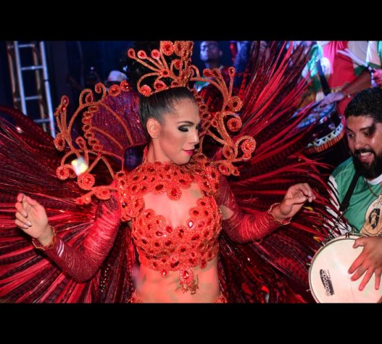 Famosos mostram samba no pé no lançamento do cd de carnaval 2017