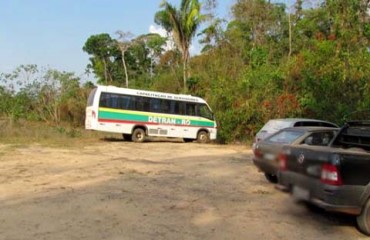 OURO PRETO - Micro-ônibus do Detran é flagrado em balneário