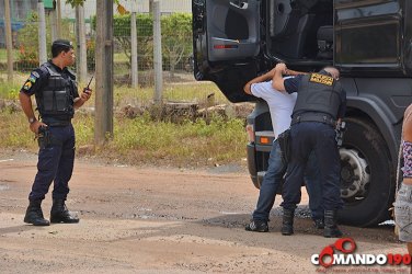 Caminhoneiro é preso com invólucro de cocaína