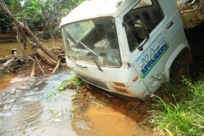 JARU - Caminhão perde o freio e só para ao cair dentro de rio