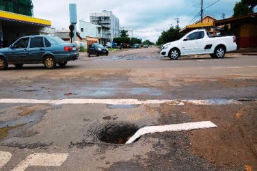 CENA CIDADE – População pede solução para buraco em via