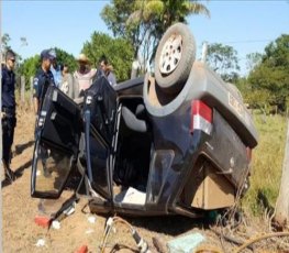 Mãe e filha ficam feridas após carro capotar na linha 188