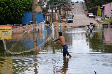 CHEIA – Comunidade pesca no Centro de Porto Velho, peixes morrem com água contaminada - FOTOS