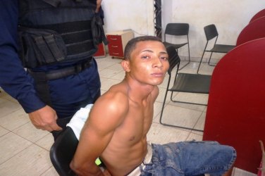 NÃO DEU CERTO - Traficante tenta fugir do flagrante com 18 trouxinhas de cocaína na boca
