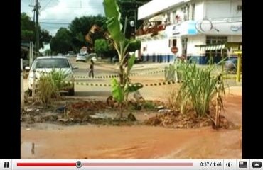 Rua com plantação de bananeiras permanece obstruindo tráfego - Vídeo