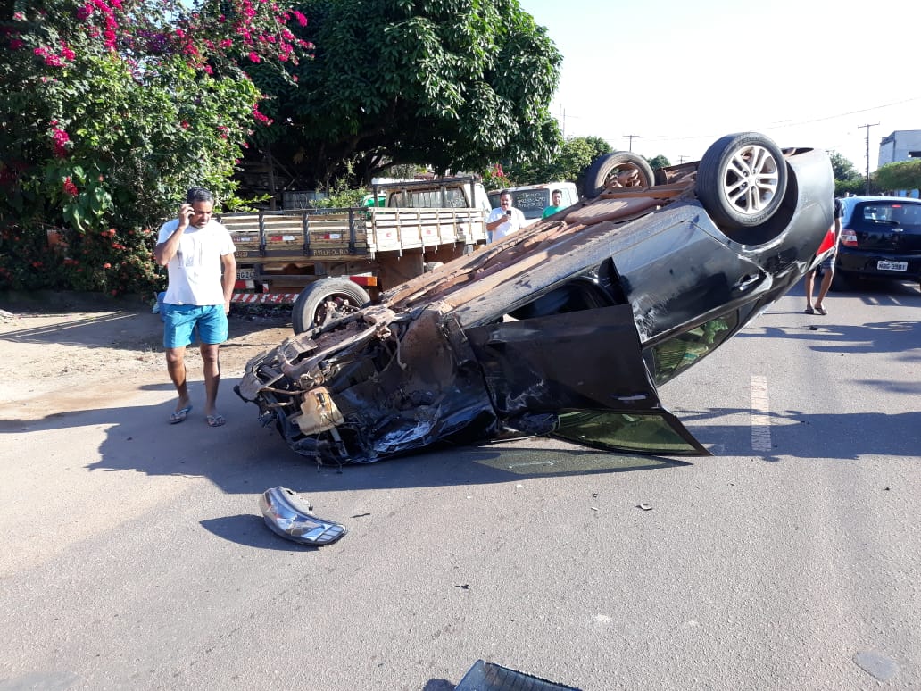 CAPOTAMENTO - VÍDEO: Motorista bate em Van parada e causa grave acidente