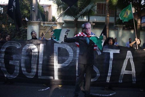 Jovens protestam em frente à casa de Temer contra o impeachment