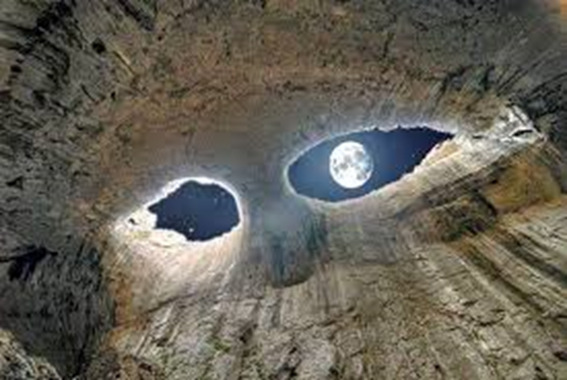 OS OLHOS DE DEUS: A caverna que parece um rosto gigante observando do céu