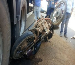 GRAVE - Carreta arrasta motociclista próximo ao viaduto