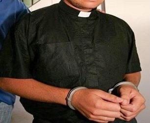 Padre confessa assédio sexual 