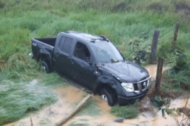 Caminhonete sai fora de rodovia e cai dentro de córrego