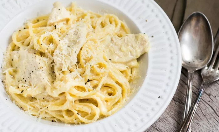 PRATICIDADE: Aprenda a fazer Massa ao Molho Alfredo com frango; é uma delícia!