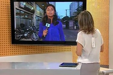 Âncora de jornal comete gafe e aparece com etiqueta na blusa