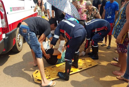 Motociclista tem a mão dilacerada em acidente com caminhonete 