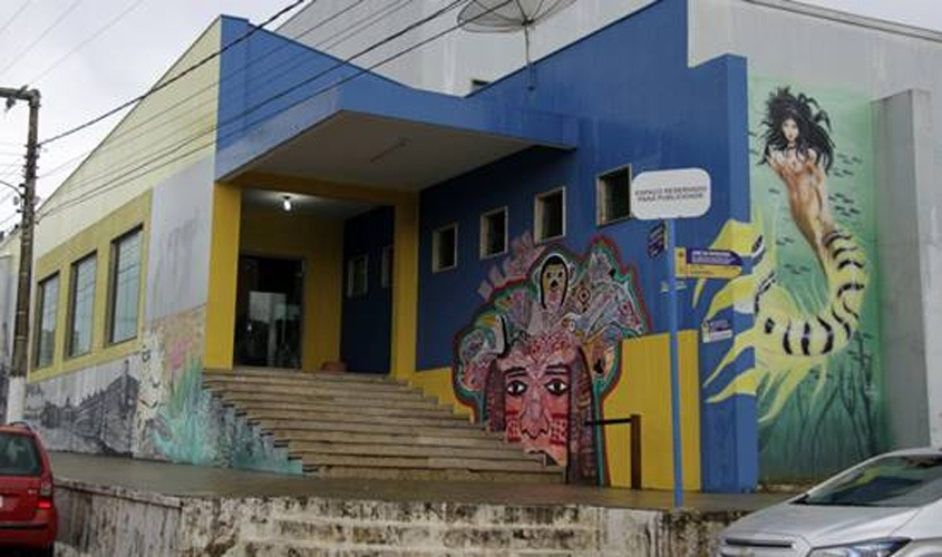 SEM AR-CONDICIONADO: Calor faz estudantes sofrerem na principal biblioteca da capital