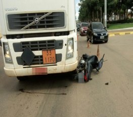 Carreta arrasta mulher e criança em grave acidente na capital 