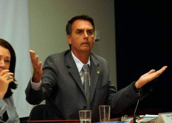 Bolsonaro é chamado de ‘estuprador’ e ‘fascista’ em aeroporto - VÍDEO