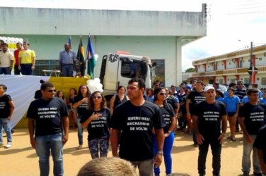 População protesta em aniversário do município