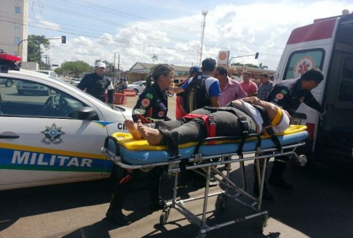 Motociclista sofre fratura em acidente com taxi
