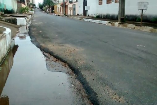 DESPERDÍCIO - Cano quebrado jorra água em Rua no Marechal Rondon - VÍDEO