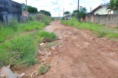 Enxurrada causa transtornos e gera buraqueira em rua