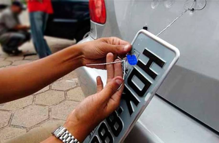 DEPREDAÇÃO: Rapaz arranca placas de carro em frente a casa noturna e é detido por populares