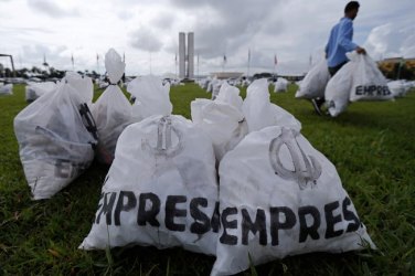 PROTESTO - Grupo deixa 200 sacos de 'dinheiro' no Congresso 