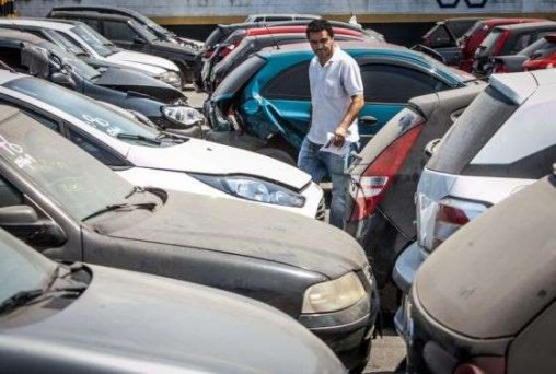 Crise no país força consumidor brasileiro a devolver casa e carro