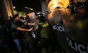 ONDA DE VIOLÊNCIA: Presidente do Peru declara estado de emergência na capital Lima 