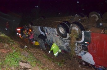 TRAGÉDIA - Ônibus interestadual  capota após colidir com carro na BR 364 