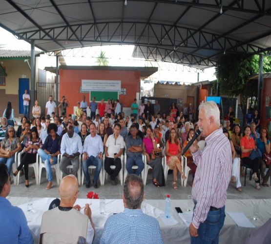 Deputado Airton entrega biblioteca para comunidade escolar