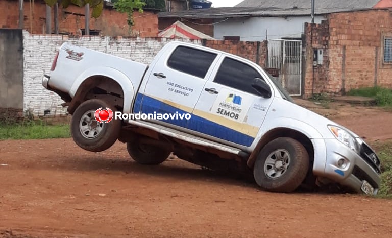 CENA DA CIDADE: Caminhonete da Prefeitura de Porto Velho cai em vala na zona Leste