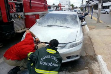 CENA DA CIDADE - Automóvel pega fogo na região central da capital