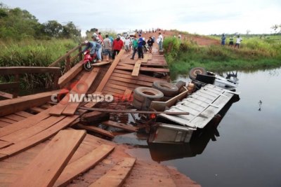 SÃO MIGUEL – Caminhão carregado com  brita cai em ponte