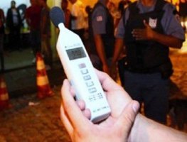 POLUIÇÃO SONORA - Dono de carro é preso em posto de combustíveis