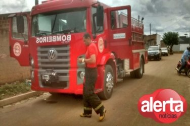 Indivíduos ateiam fogo em colchão e iniciam incêndio