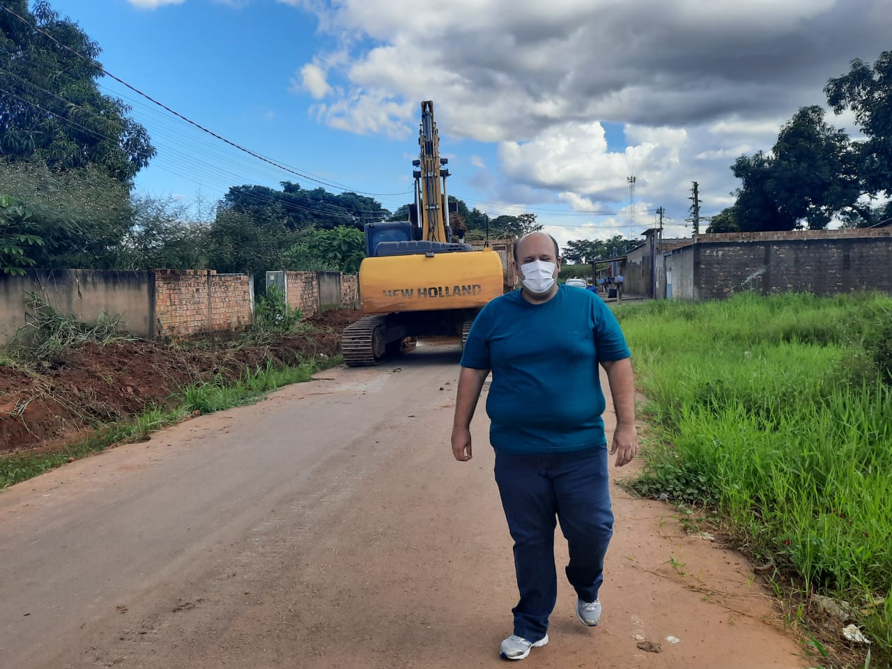 BAIRRO DA ZONA SUL: Semob atende vereador Junior Queiroz e limpa rua e canal no Eldorado