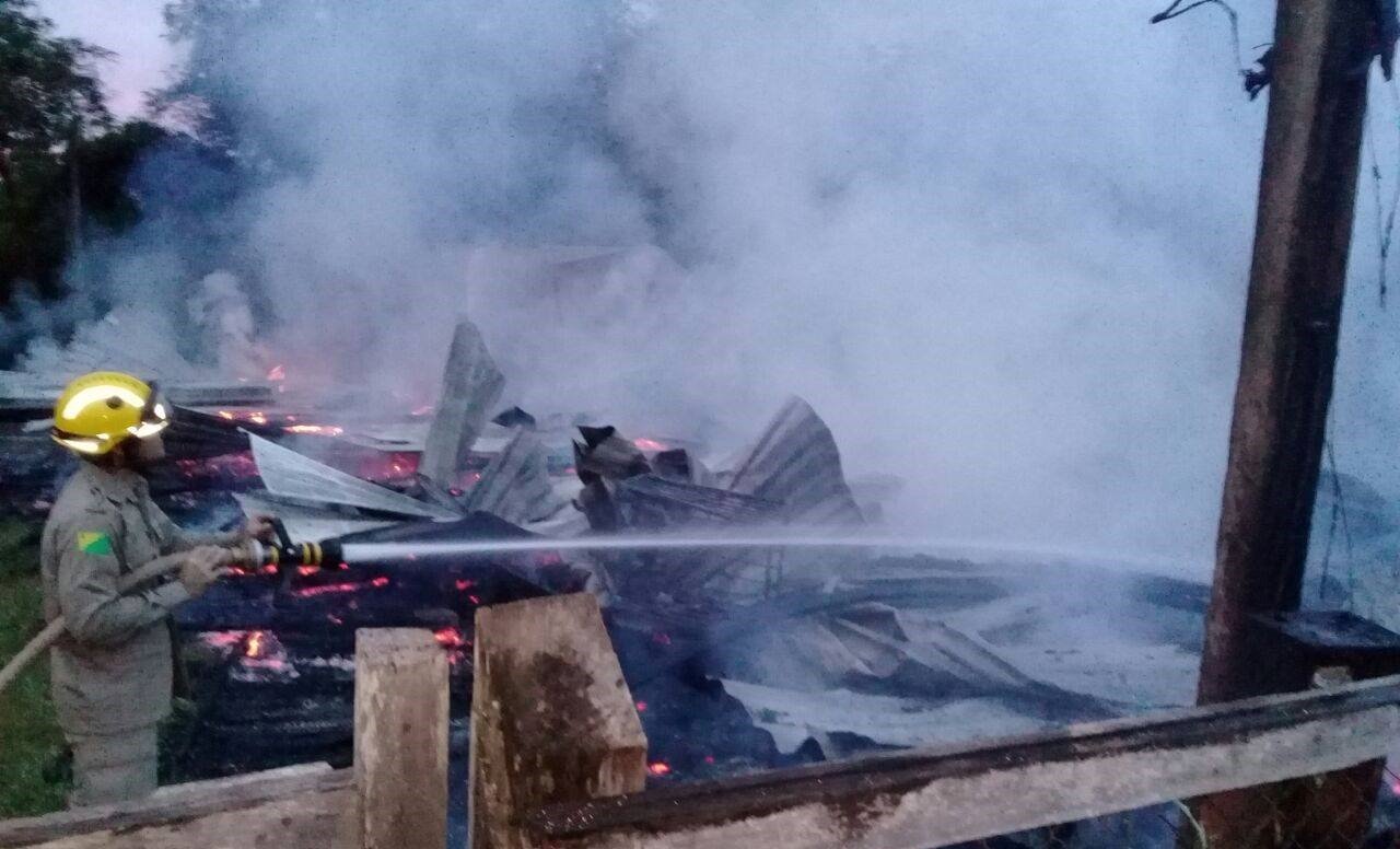 MADRUGADA: Capela de Igreja Católica é destruída pelo fogo