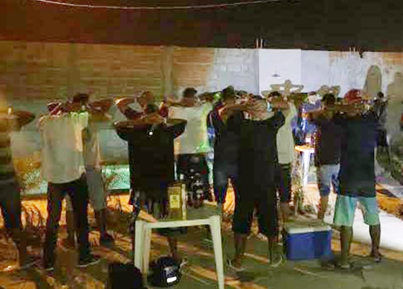 60 PORÇÕES: Após denúncia de festa em residência, polícia prende cinco por tráfico de drogas