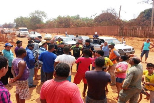 Moradores fecham trecho da Estrada da Penal