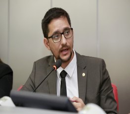 Deputado Anderson pede informações sobre paralisação de serviço de diálise