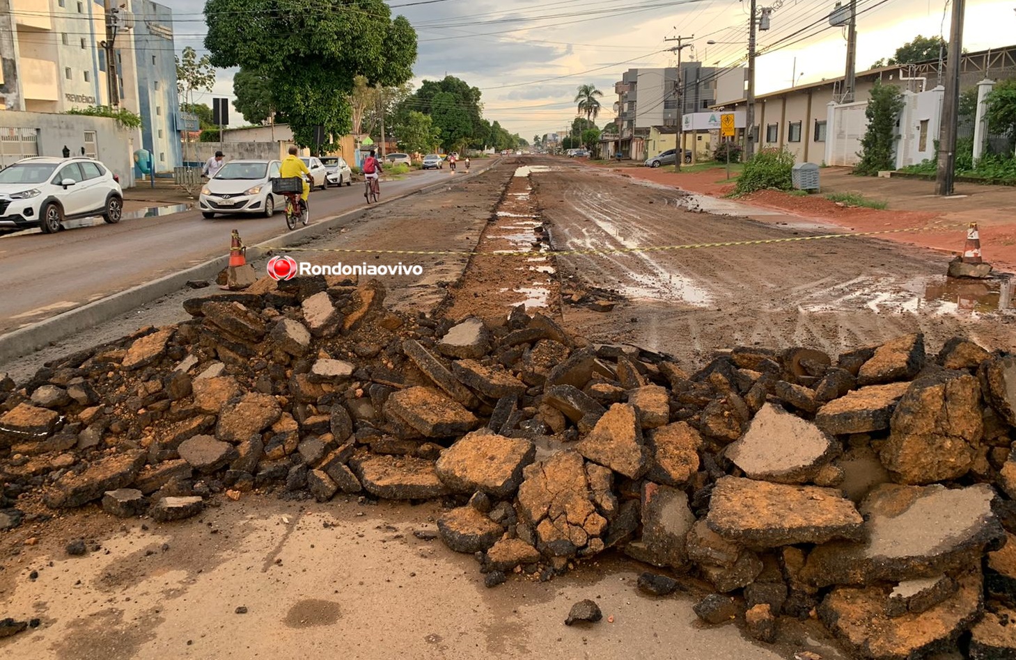 DESPERDÍCIO: Prefeitura recapeia rua, mas retira asfalto para construir ciclovia que já era do projeto