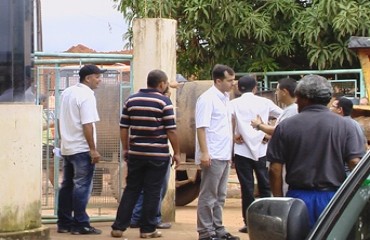 SEMOB - Vereadores indignados bloqueiam portão e pedem trabalho na capital - Confira vídeo