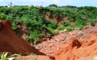 Moradores estão preocupados com cratera que está crescendo