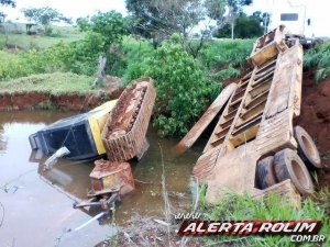 Motorista perde o controle e escavadeira cai dentro de rio