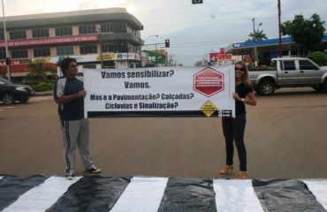 Acadêmicos de comunicação realizam ato de protesto para conscientizar motoristas de Porto Velho 