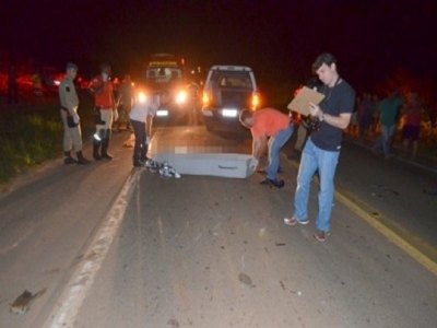 Motociclista morre ao colidir de frente com caminhão